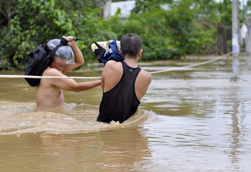 Cang day thung vuot lu ve nha hinh anh