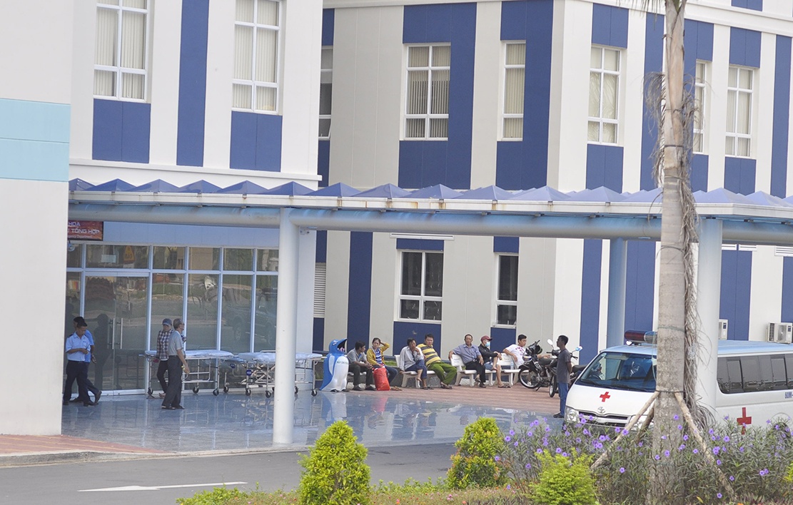 Goi dien cho con trai roi nhay tu tang 9 benh vien hinh anh