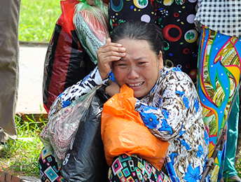 Thi the 11 ngu dan tau ca bi no duoc dua ve dat lien hinh anh