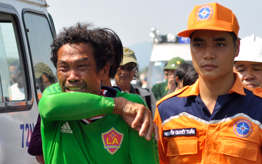 14 gio om phao lenh denh tren bien cho ung cuu hinh anh