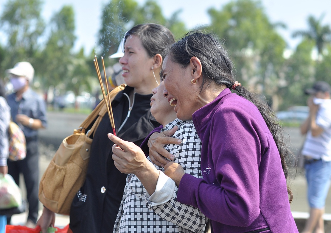 Các ngư dân tử vong trong vụ nổ tàu là những lao động nghèo ở nhiều tỉnh khác nhau. Trong đó tỉnh Sóc Trăng có 9 người tử vong, 3 người mất tích, 2 người được cứu. Những người còn lại thuộc các tỉnh Ninh Bình, Trà Vinh, Tiền Giang, Cà Mau. Người thân của họ rơi lệ khi ngóng chờ thông tin.