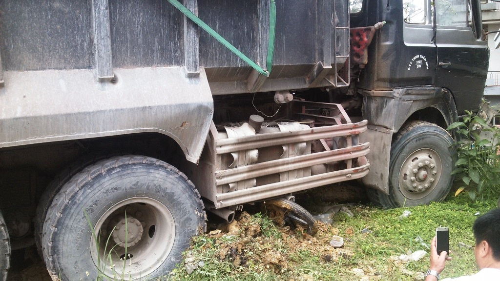 Oto tai cuon nguoi di xe may vao gam, huc do tru dien hinh anh