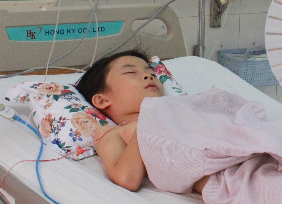 Ong vo ve dot hai hoc sinh ngat xiu hinh anh