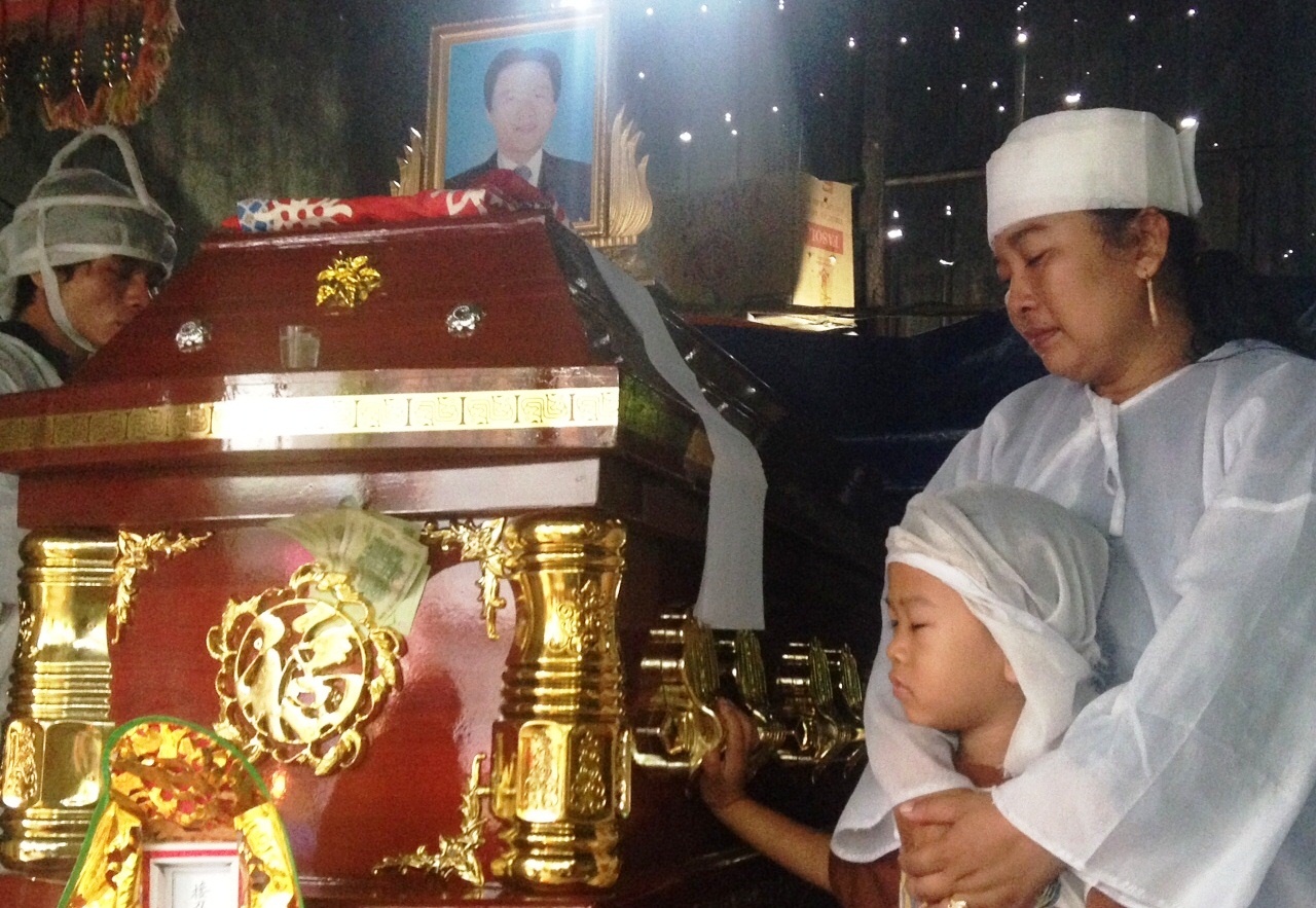 Xac minh vu mot nguoi chet khi cong an ap vao diem da ga hinh anh