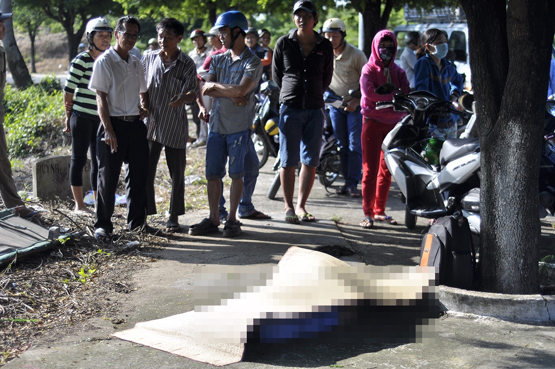 Thi the nguoi dan ong bi troi tay treo tren cay hinh anh