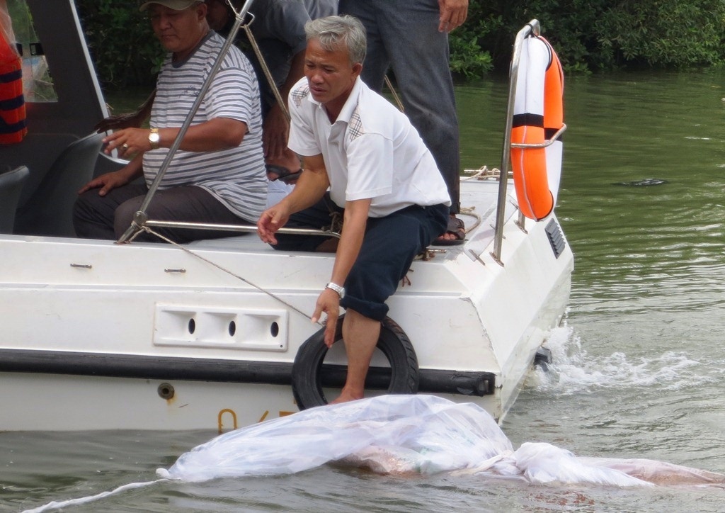 Nhan vien nu noi tren song sau ngay mat tich cung xe tay ga hinh anh