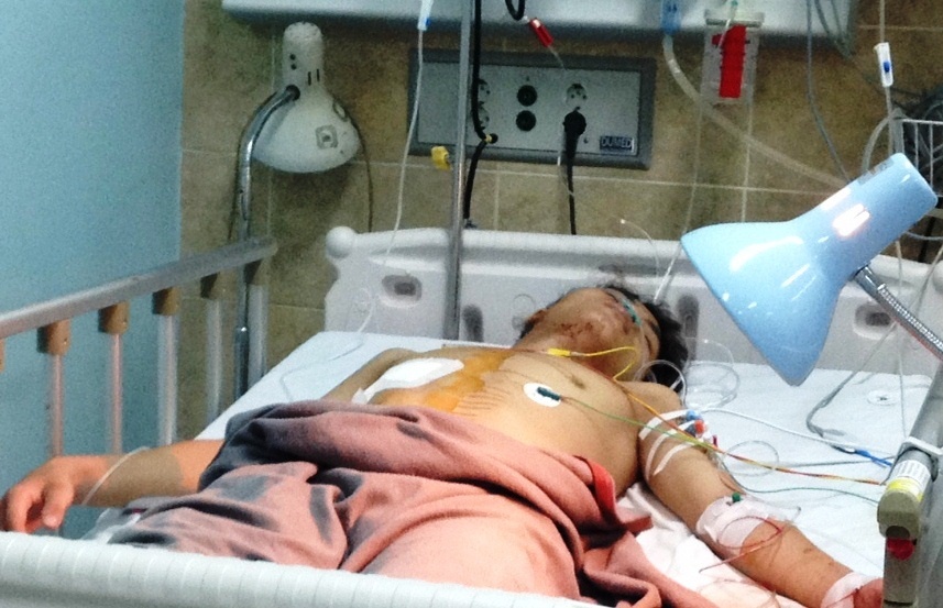 Vao vien cap cuu voi dao nhon ngap sau trong nguoi hinh anh