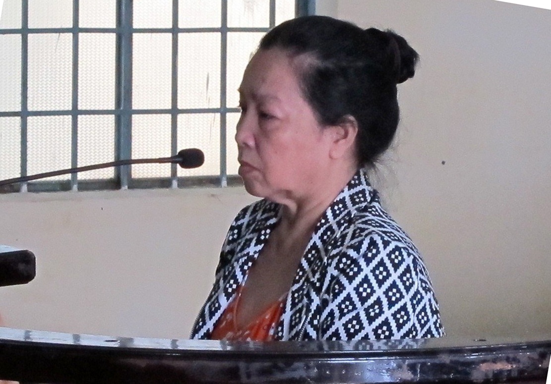 Con gai danh me den chet roi cuop vang hinh anh