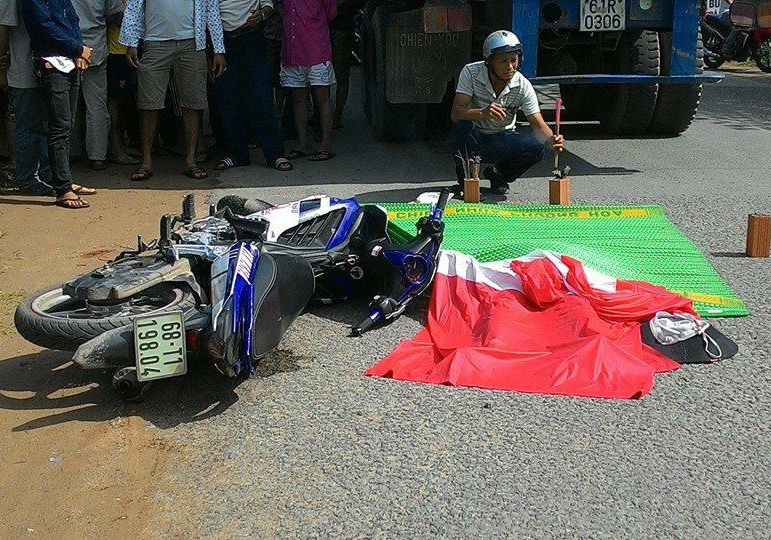 Xe container can co gai tu vong tren pho hinh anh