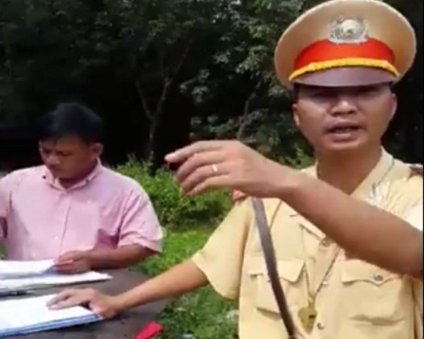 Kiem diem CSGT de nguoi la danh co gai quay clip hinh anh