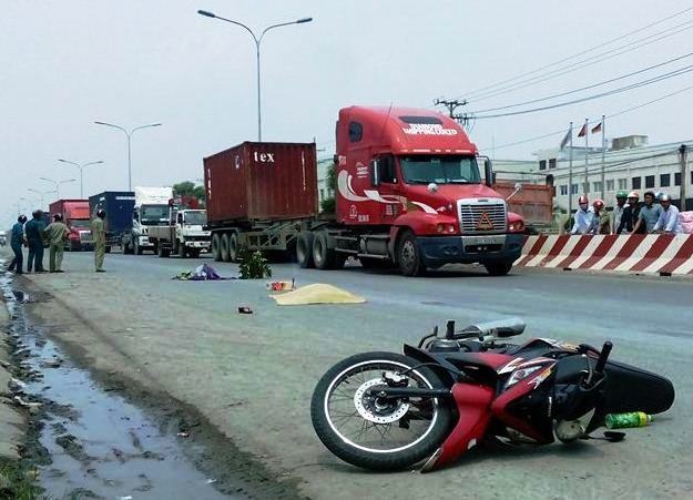 Me bi xe container can tu vong tren duong ve tham con hinh anh