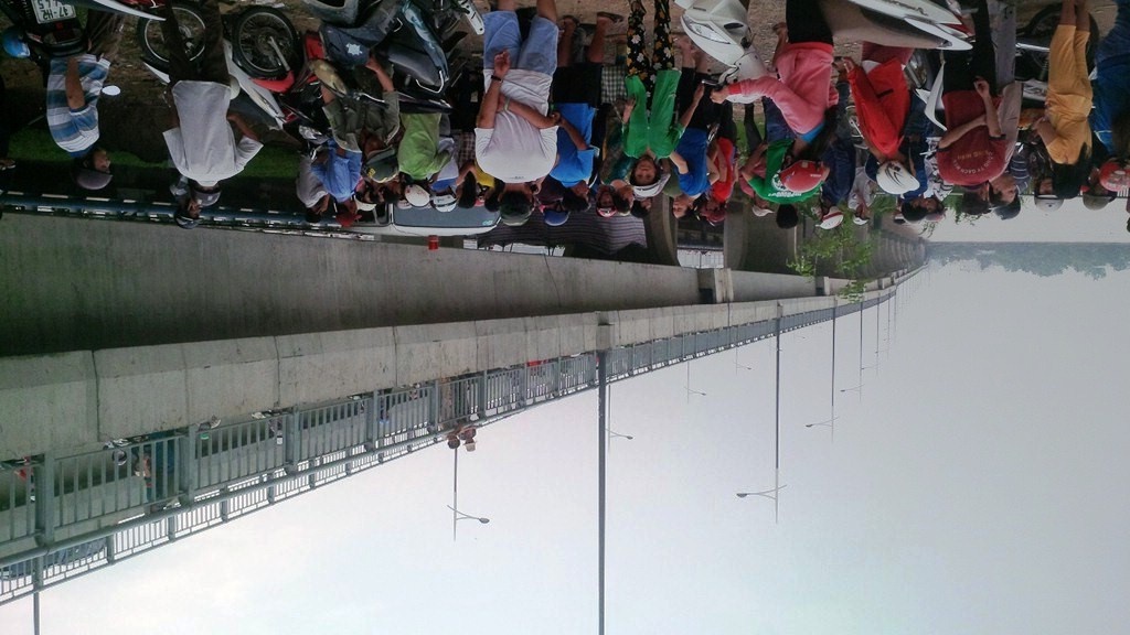 Bi duoi nuoc khi boi ra giua song go luoi cau hinh anh