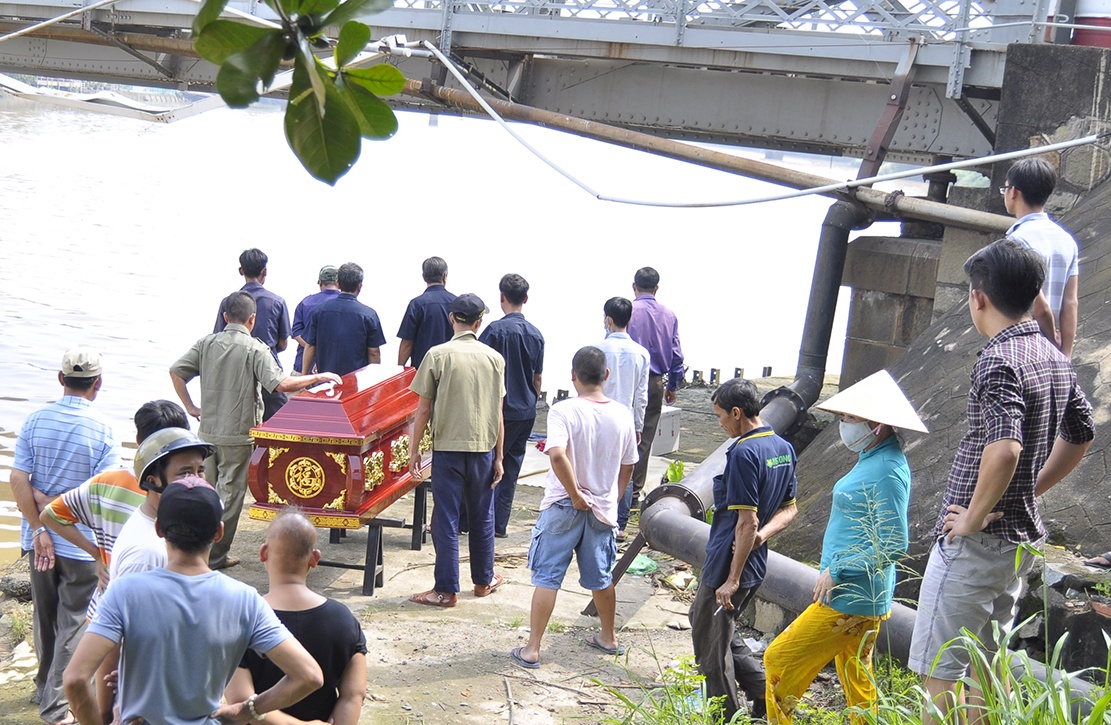 Thanh nien leo len cau ho het roi nhay vao doan tau hinh anh