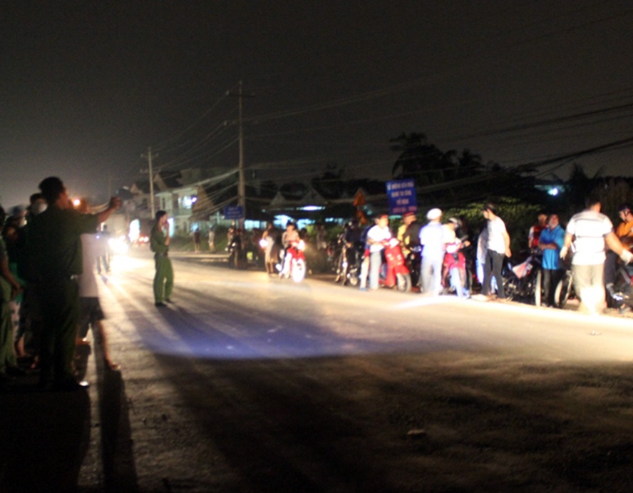 Em bi gay chan gao khoc ben thi the anh trai hinh anh