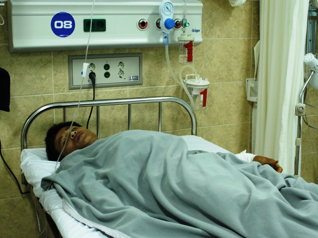 Hai thanh nien chan dau xe tai, chem tai xe hinh anh