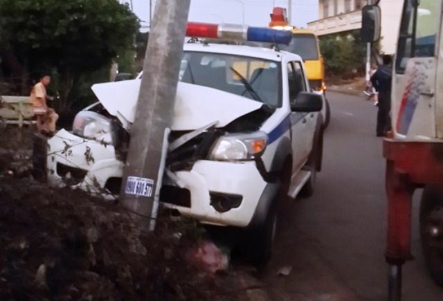 Truy duoi cau tac, oto CSGT tong cot dien hinh anh
