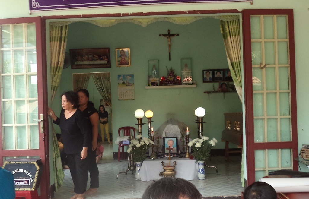 Ban danh bai dam chet thanh nien truoc cong nha hinh anh