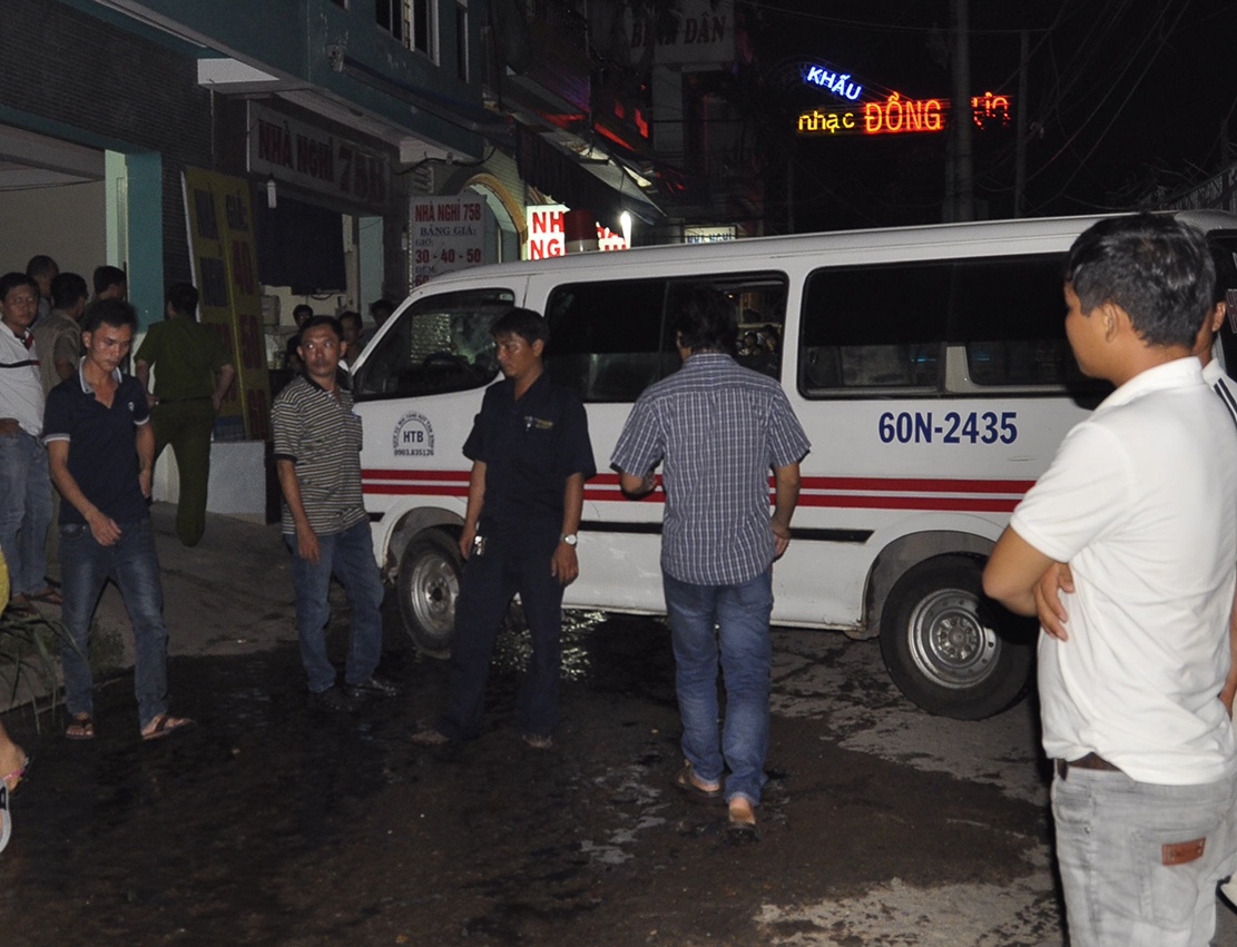 Du nguoi dan ong dong tinh vao khach san roi giet hinh anh