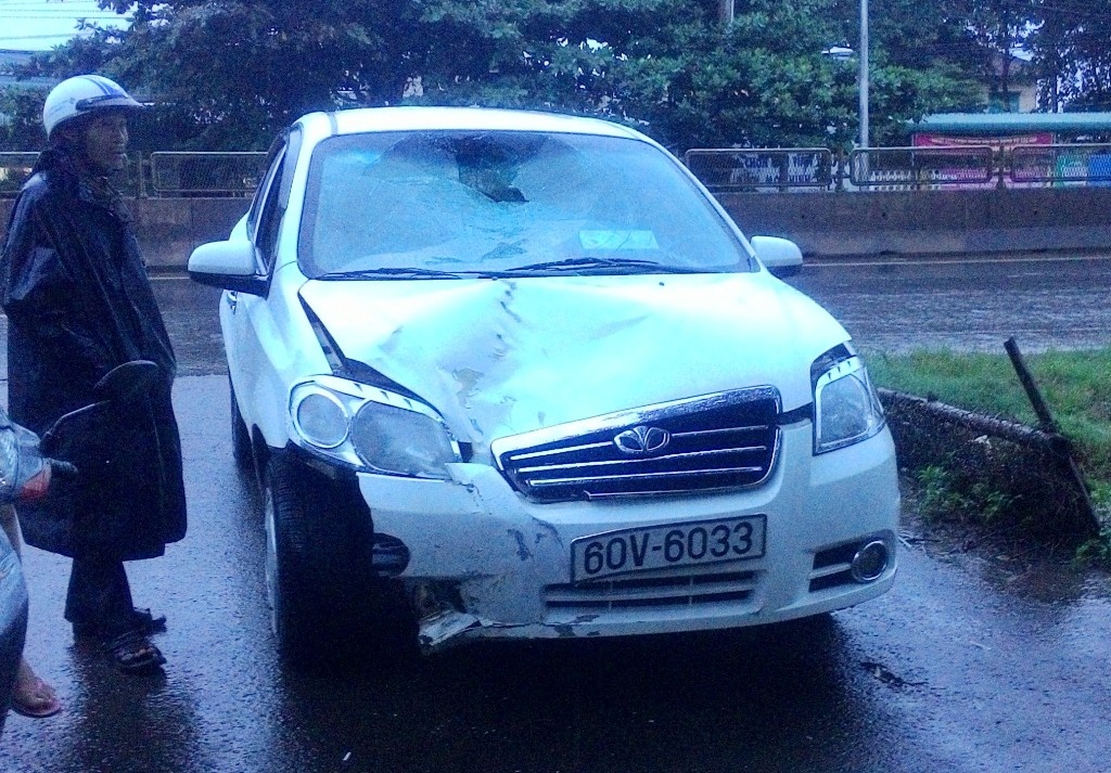 Truy duoi xe hop dam nguoi dan ong guc tren duong hinh anh