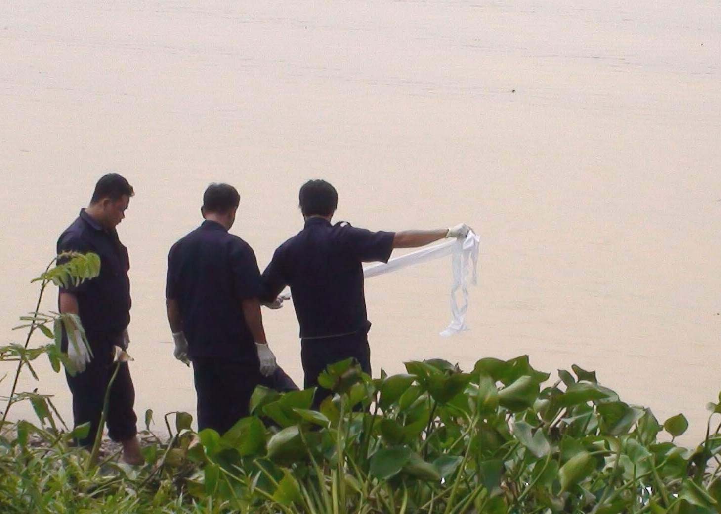 Thanh nien xau so noi tren song sau nhieu ngay mat tich hinh anh