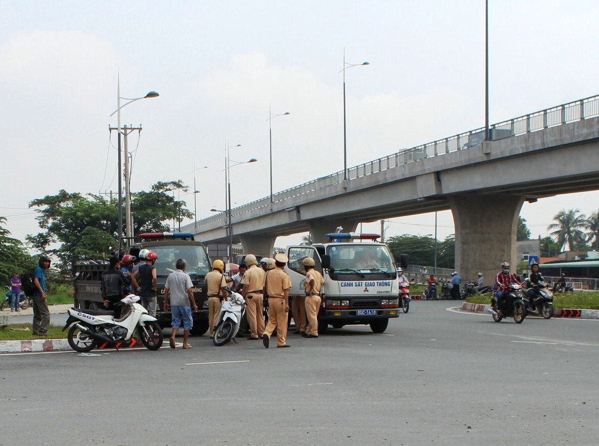 Xe tai om cua toc do cao, can chet nguoi phu nu hinh anh