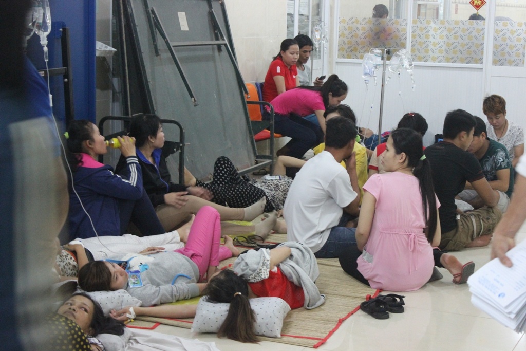 Hon 300 cong nhan non oi sau bua trua hinh anh