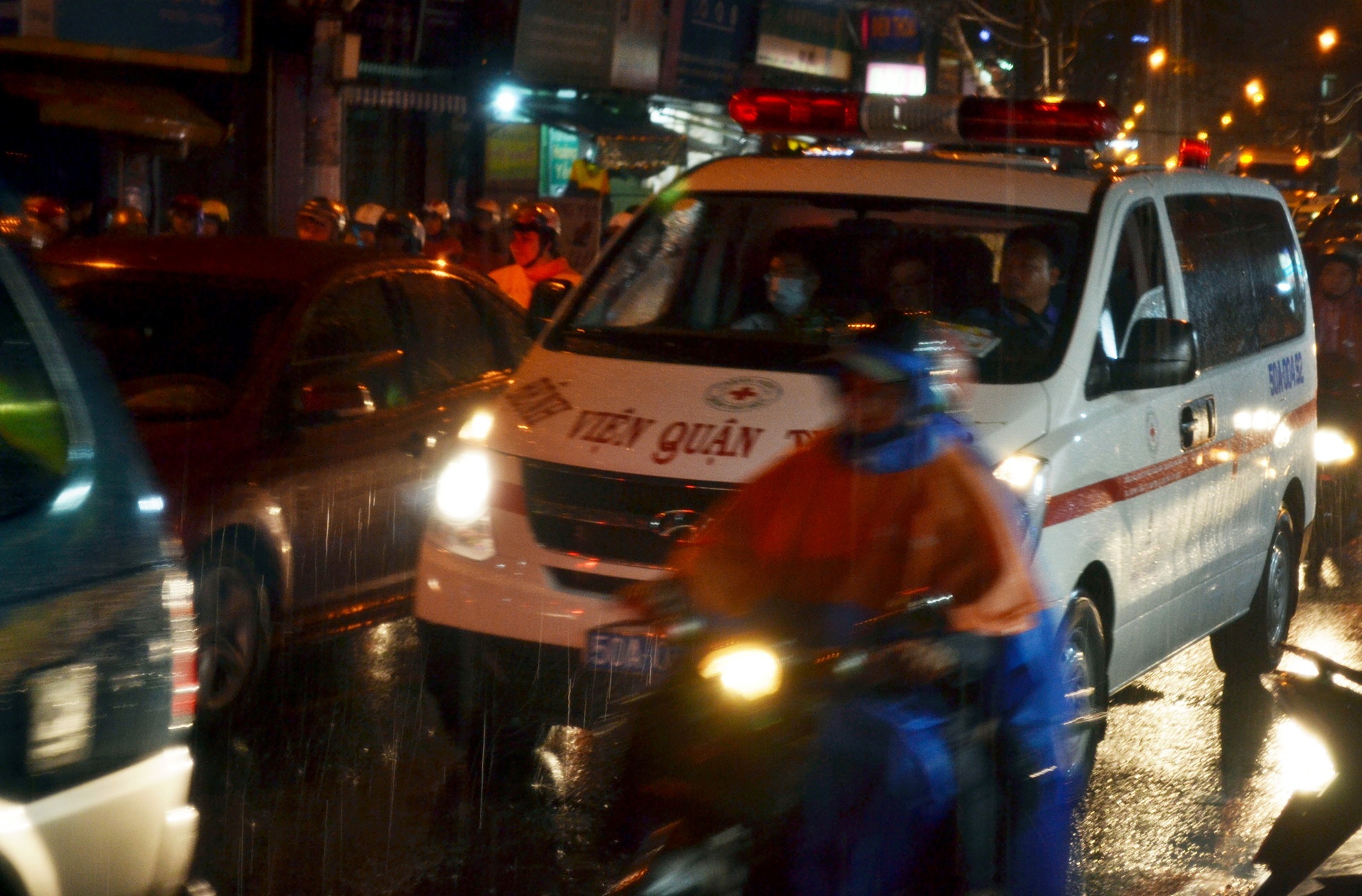 Đường Xô Viết Nghệ Tĩnh từ cầu Sơn đến giao lộ Nguyễn Xí ùn tắc, di chuyển rất chậm trong mưa. Hàng ngàn phương tiện chen chúc nhau trên đoạn đường này khiến giao thông hỗn loạn, đặc biệt là xe máy chạy loạn xạ vào làn ôtô để tránh kẹt càng làm tình hình thêm trầm trọng. 