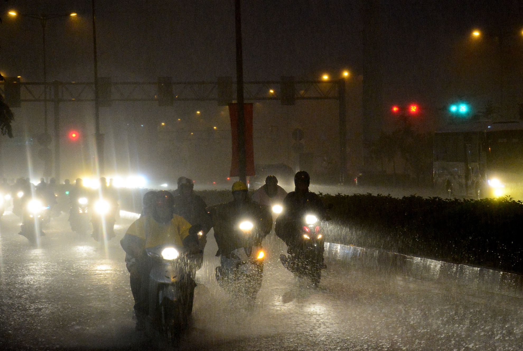 Chiều tối 23/10, cơn mưa kéo dài hơn 1 giờ đã làm nhiều tuyến đường ở quận Bình Thạnh, Thủ Đức, Bình Tân… ngập úng.