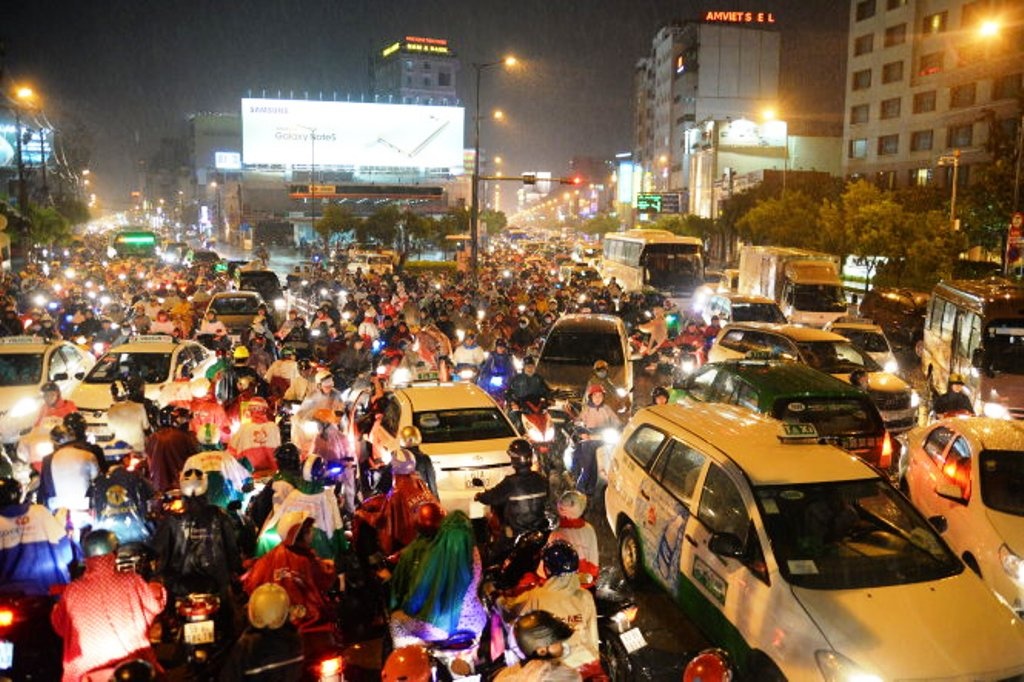 Bien nguoi chen chan ve nha trong mua ngap hinh anh