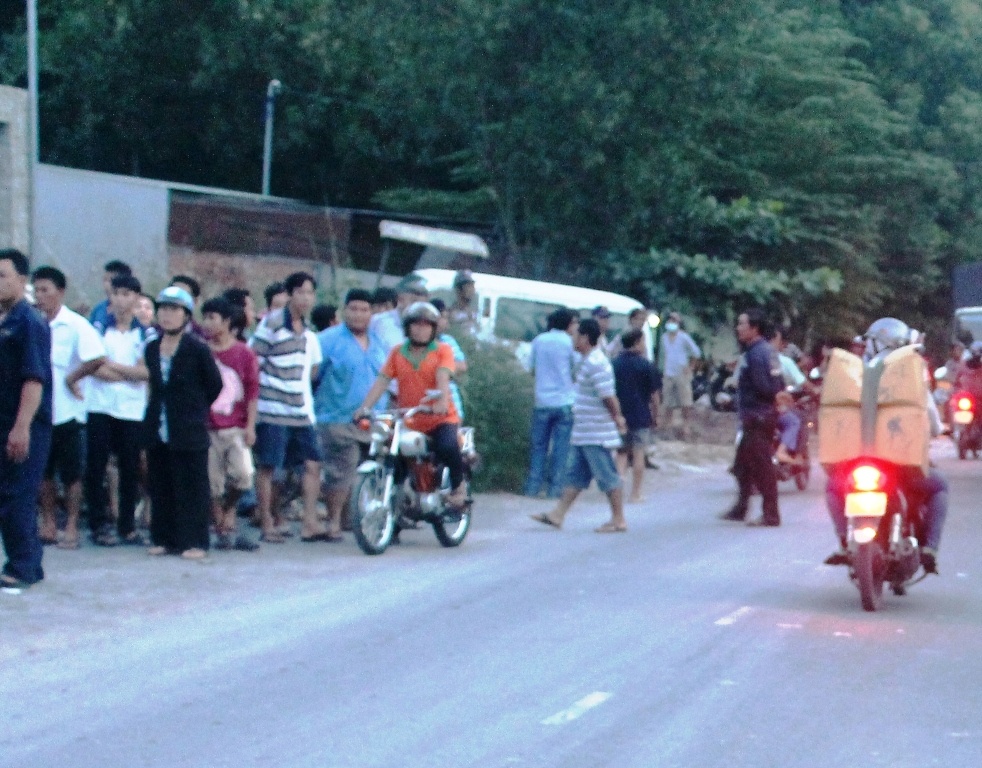 Nguoi lai xe may bi oto tai huc vang xuong duong hinh anh