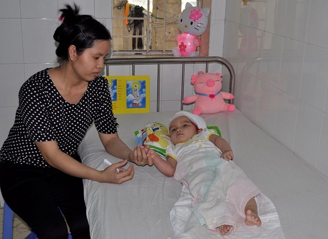 Be gai song thuc vat sau khi nga tai nha tre hinh anh