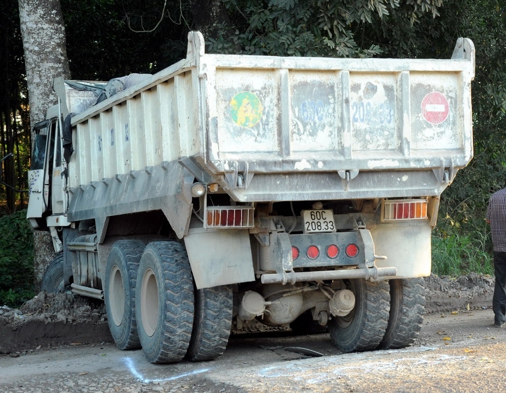 Hai xe tai dau dau tai diem den tai nan hinh anh