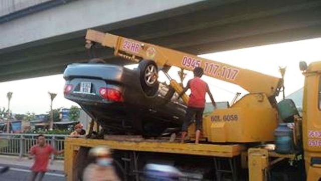 Oto cho 3 nguoi trong mot gia dinh lat ngua tren cau hinh anh