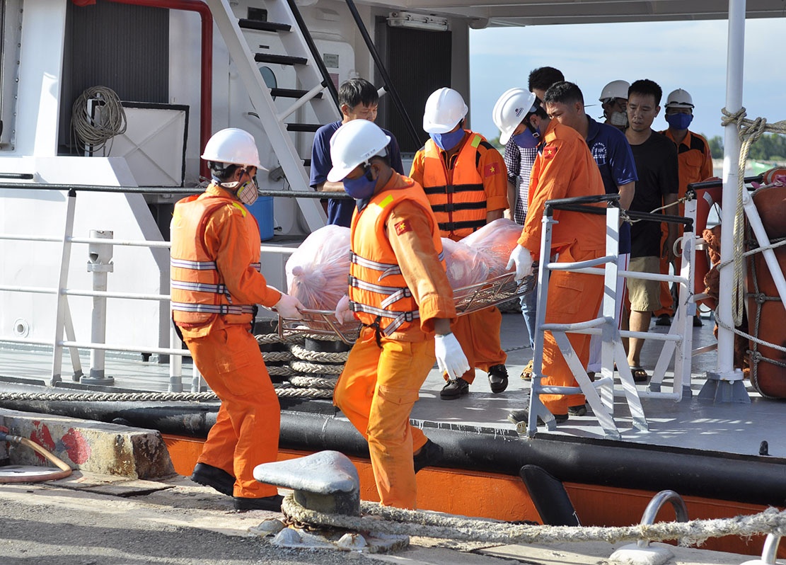 Dua thi the hai thuyen vien trong vu lat tau o bien vao bo hinh anh