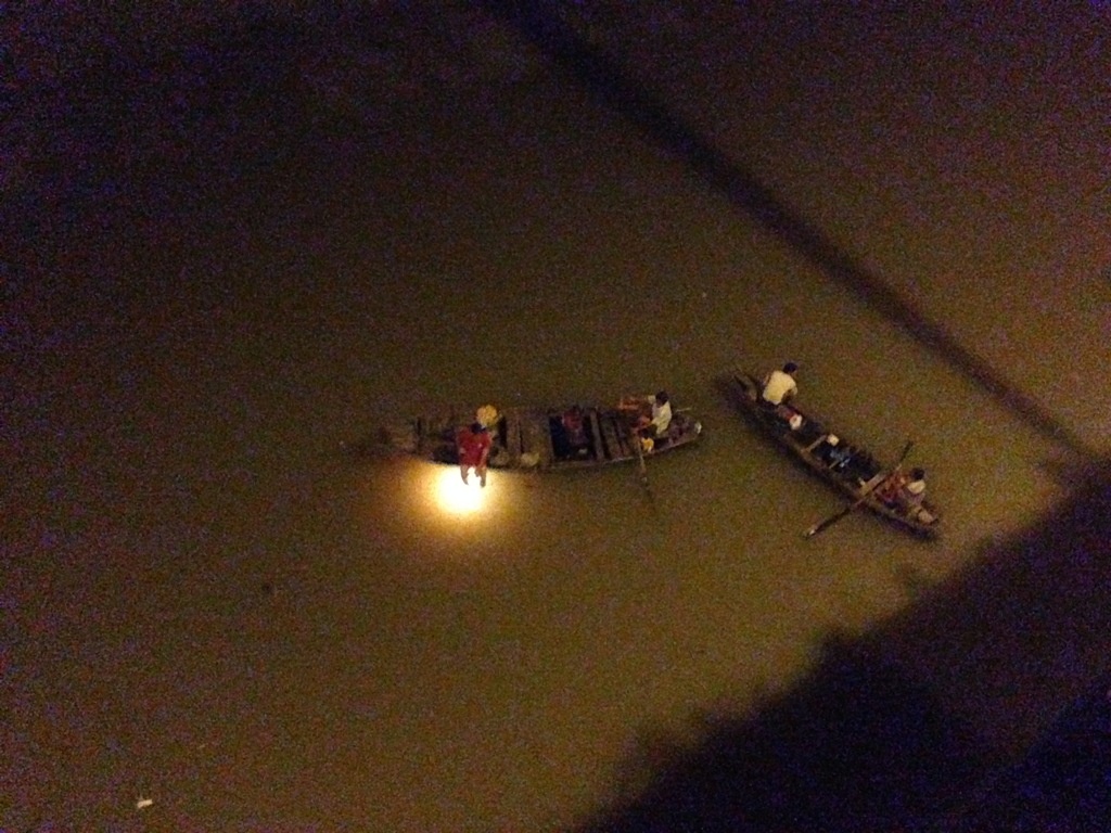 De lai oto tren cau roi nhan tin cho gia dinh se tu tu hinh anh