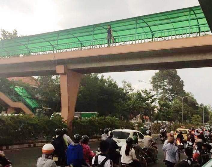 Co gai len cau vuot ho het roi nhay xuong duong hinh anh