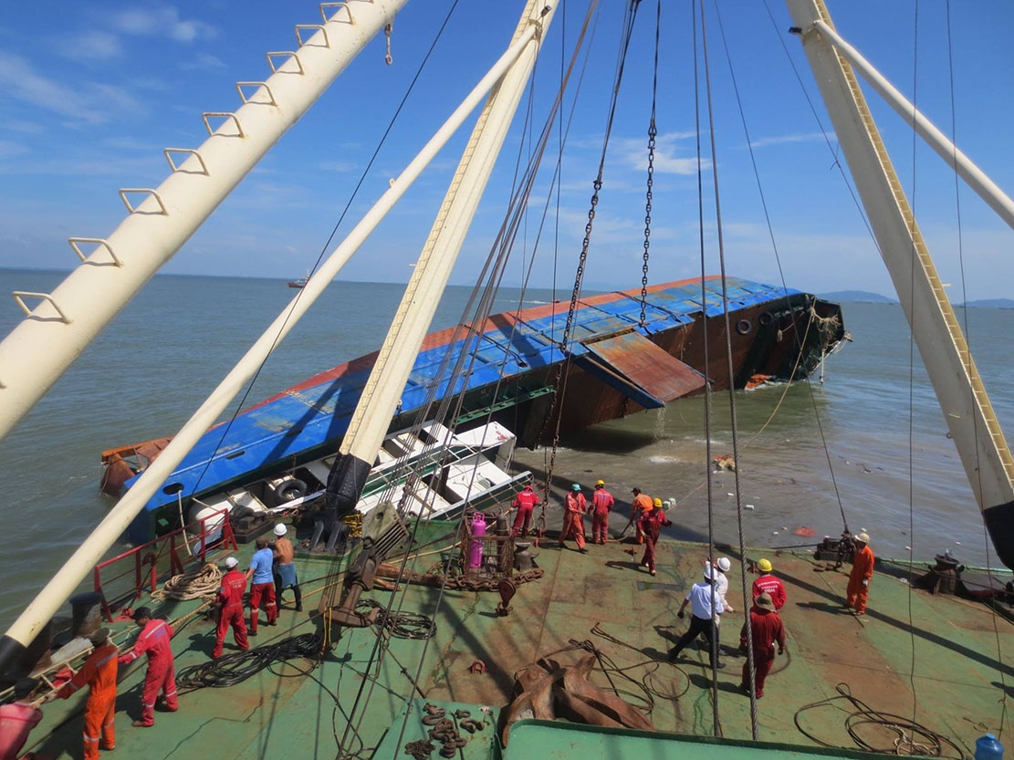 Can canh truc vot tau 2.000 tan lat up hinh anh