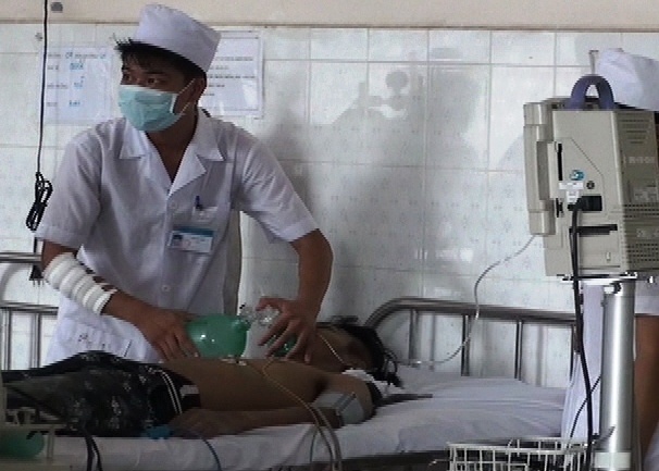 Cong nhan tu vong khi roi tu mai nha xuong xuong dat hinh anh