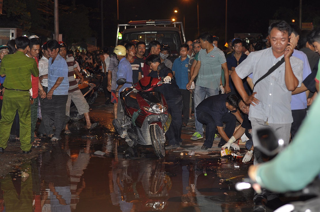 3 nguoi cung gia dinh bi xe container can tu vong hinh anh