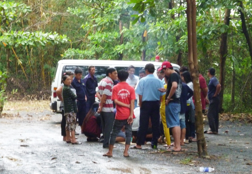 Thanh nien 9X duoi nuoc sau loi thach do boi qua song hinh anh