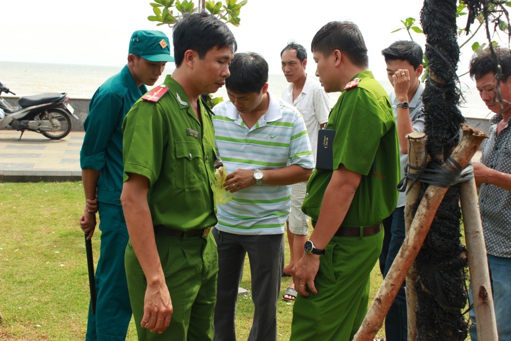 6 nguoi lao vao chem trong thuong thanh nien cam sung hinh anh