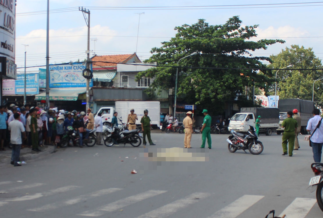 Oto tai can chet 2 nguoi di xe may hinh anh