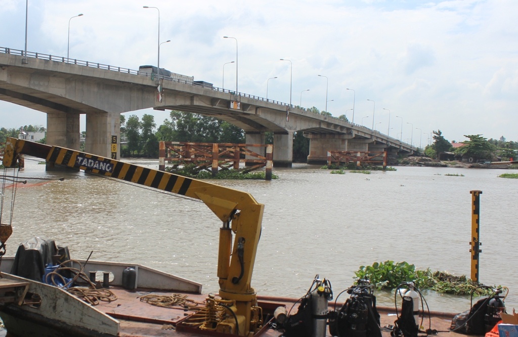 De lai xe tren cau roi nhay xuong song tu tu hinh anh