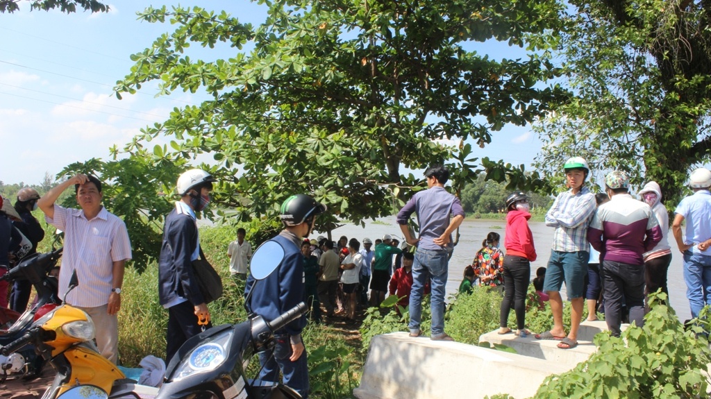 Nguoi nhay cau bi nuoc cuon troi gan 3 km hinh anh