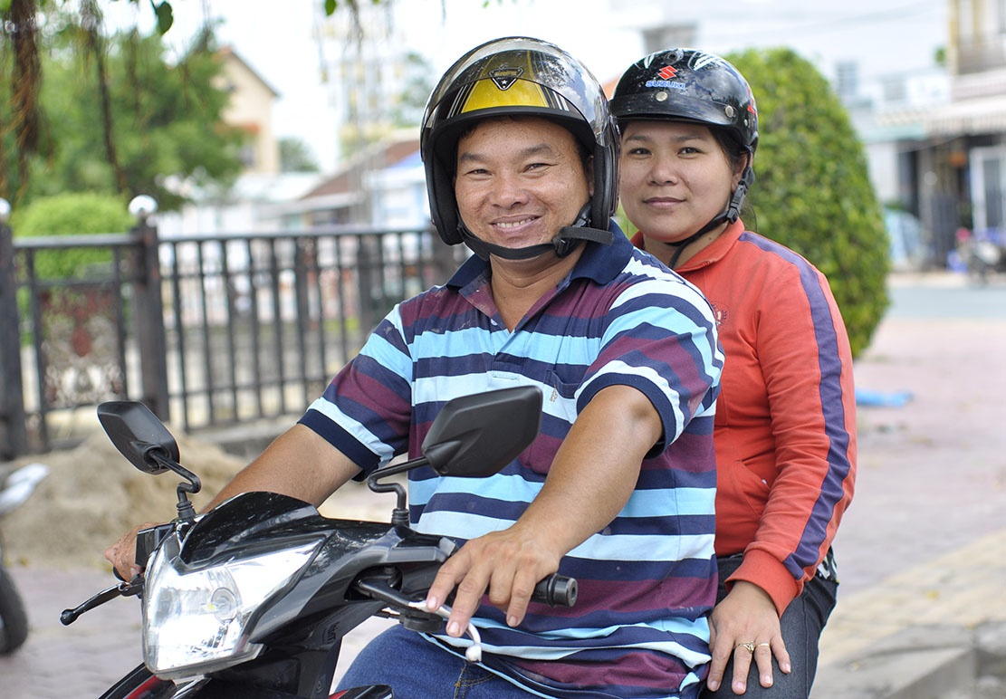 Vo chong 'hiep si' chay xe may lung toi pham hinh anh