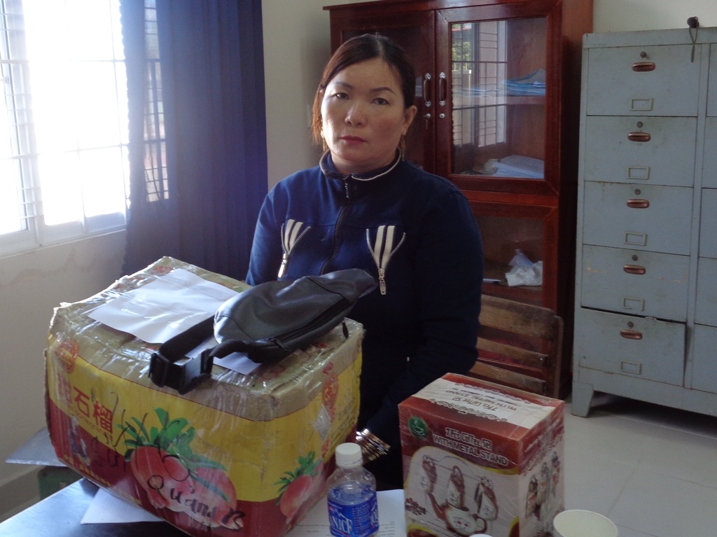 Nguoi phu nu cho 20 kg thuoc no di ban hinh anh