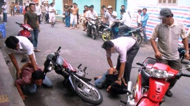 Khong biet la ban, 2 thanh nien ep xe co gai giat dien thoai hinh anh