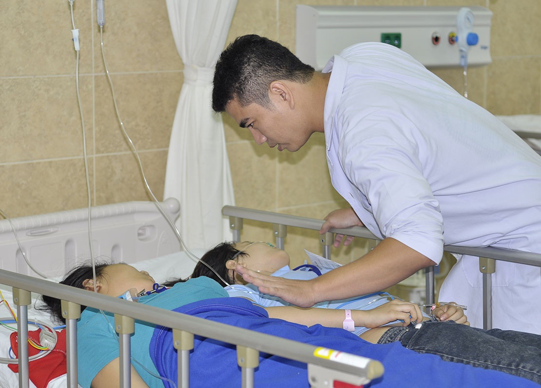 Hang tram cong nhan nhap vien vi an trung hap thit hinh anh