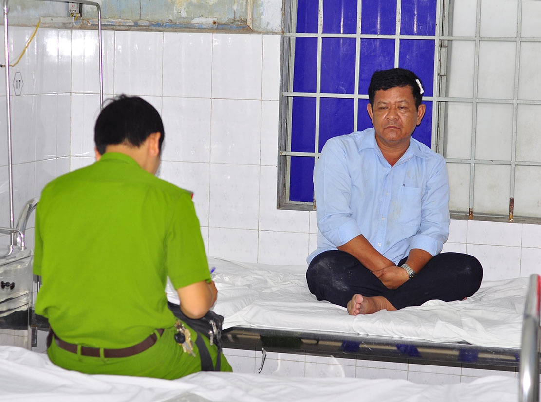 Khong xin duoc tien, danh hang xom guc tai cho hinh anh