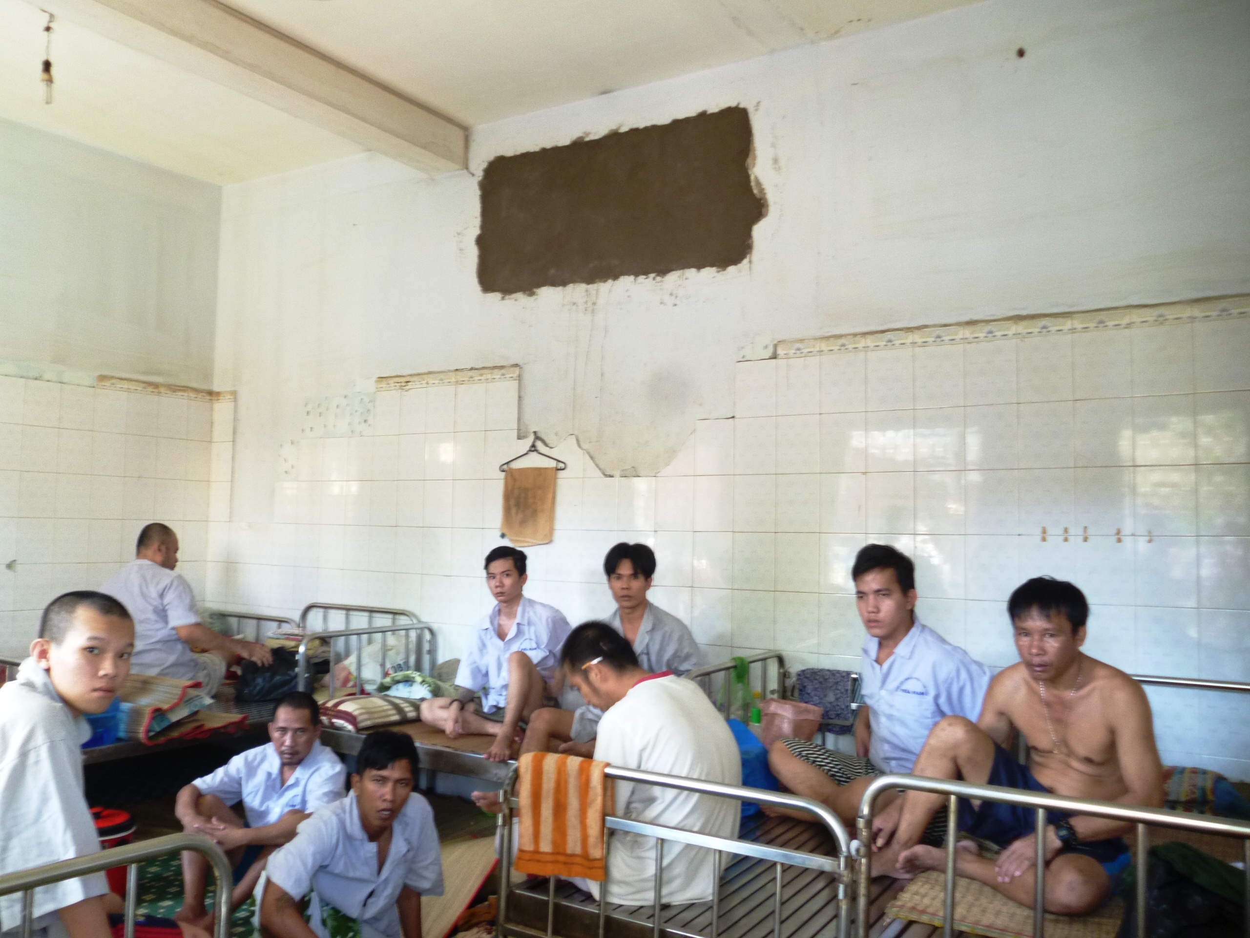 Nghi can nhiem HIV giet nguoi tron vien tam than the nao? hinh anh